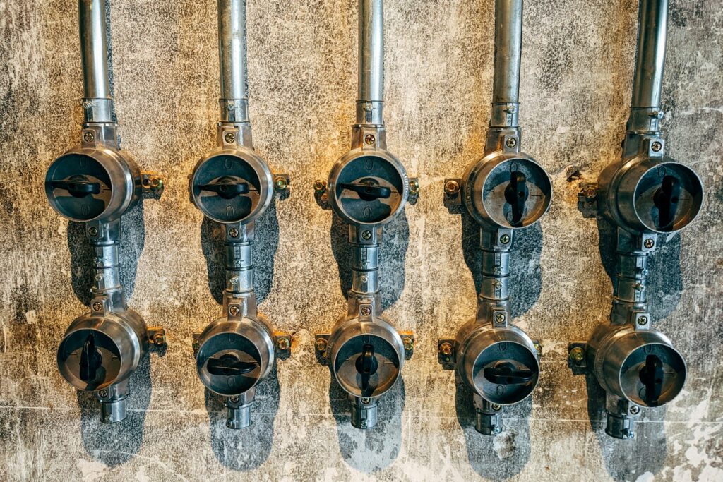 a bunch of pipes are lined up on a wall